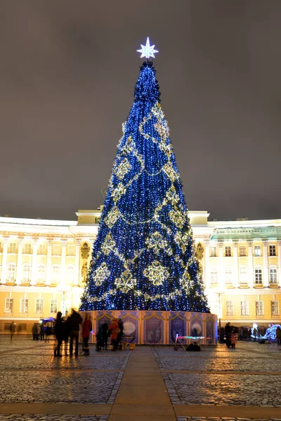 Kerstboom op Palace Square in St.Petersburg. — Stockfoto