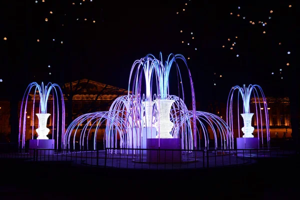 The fountain is decorated with Christmas garlands. — Stock Photo, Image