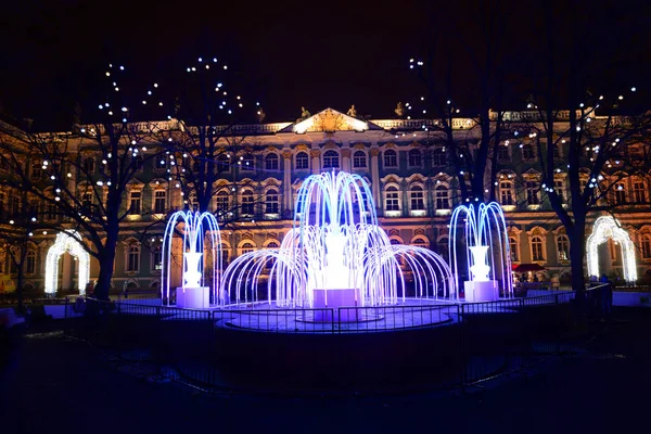 De fontein is versierd met slingers van Kerstmis. — Stockfoto