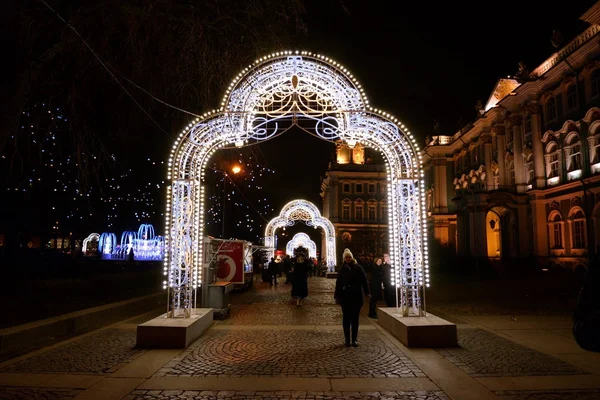 Arco de Navidad decorado con guirnaldas . —  Fotos de Stock