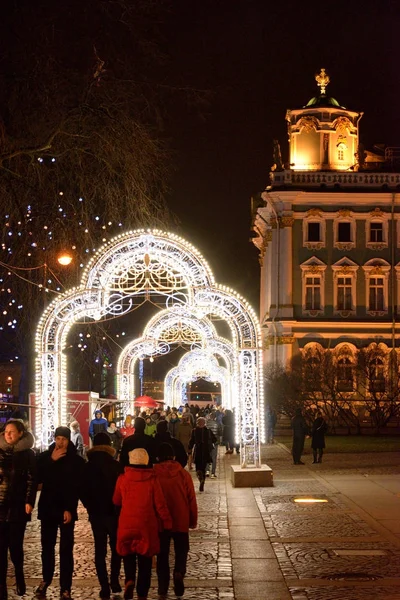 Christmas arch decorated with garlands. — Stock Photo, Image