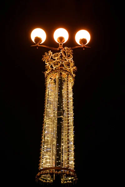 The street lantern is decorated with Christmas garlands. — Stock Photo, Image