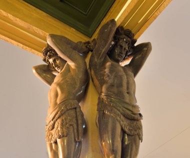 Atlantes içinde bina yeni Hermitage heykeli.