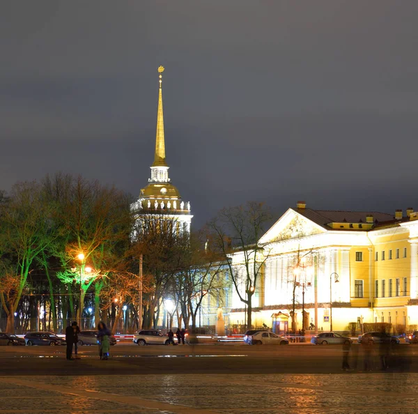 Admiralty in St.Petersburg at night. — Stock Photo, Image