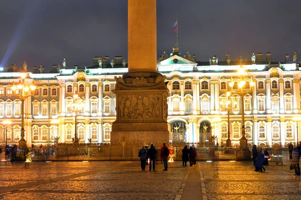 Hermitage en Alexander kolom op Palace Square. — Stockfoto