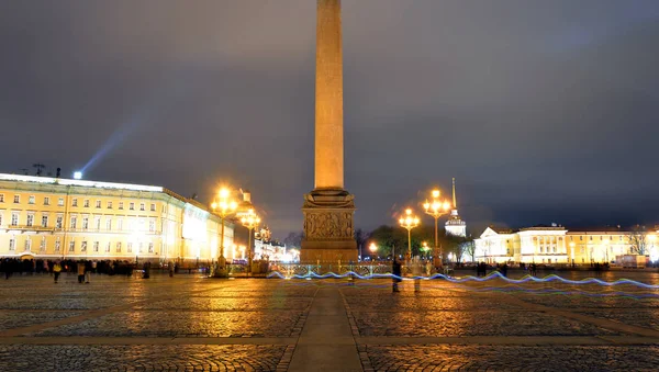 夜のサンクトペテルブルクの宮殿広場. — ストック写真