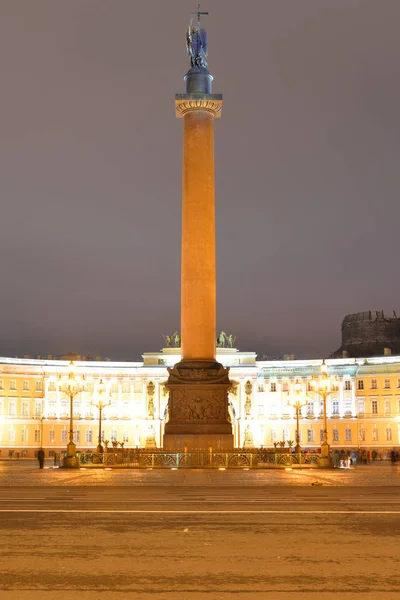 Plaza del Palacio en San Petersburgo por la noche . — Foto de Stock