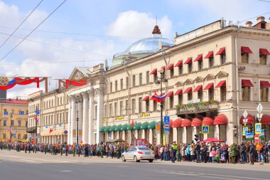 Seyirci zafer geçidi Nevsky Prospect üzerinde.