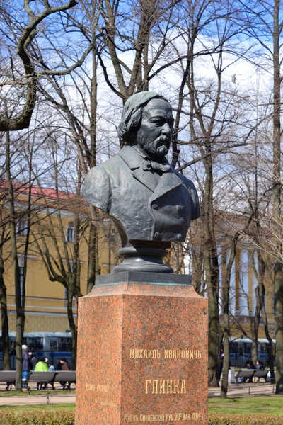 纪念碑的米哈伊尔 · 伊万诺维奇 · 格林卡. — 图库照片