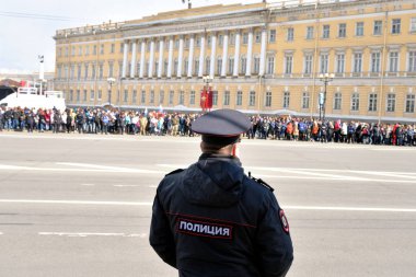 Rus polis memuru.