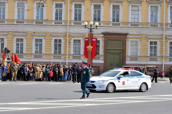 Voiture de police sur le défilé de la Victoire à Saint-Pétersbourg . — Photo