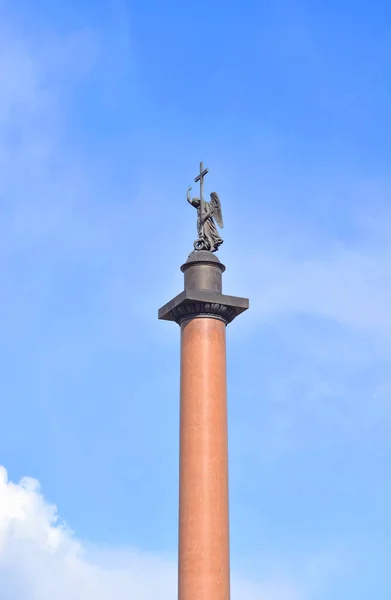 Alexander Column på blå himmel bakgrund. — Stockfoto