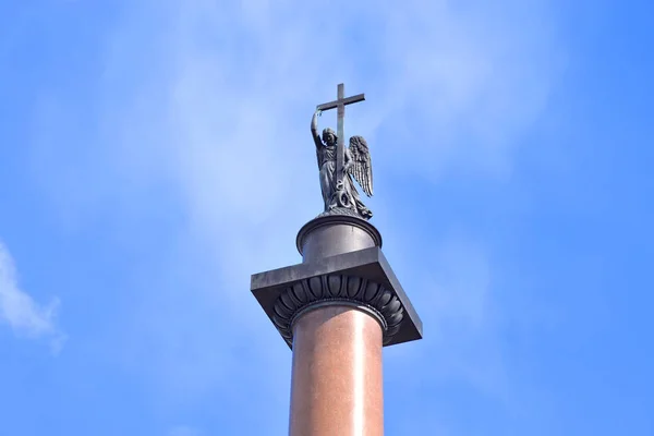 Alexander Coluna no fundo do céu azul . — Fotografia de Stock