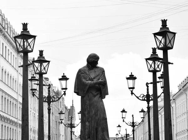 Monument to the writer Gogol. — Stock Photo, Image