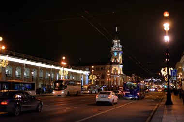 Geceleri Nevsky Prospekt üzerinde göster.