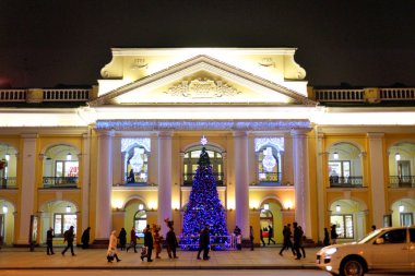 Bolşoy Gostiny Dvor Nevsky Prospekt'e geceleri üzerinde.