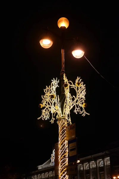 The street lantern is decorated with Christmas garlands. — Stock Photo, Image