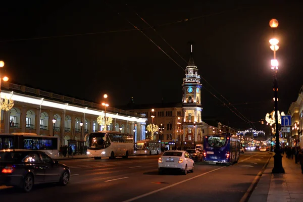 Kijk op de Nevsky Prospekt's nachts. — Stockfoto