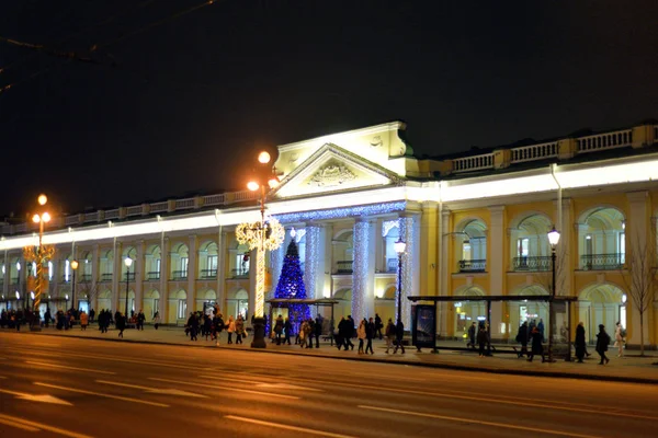 Vue sur Nevsky Prospekt la nuit . — Photo