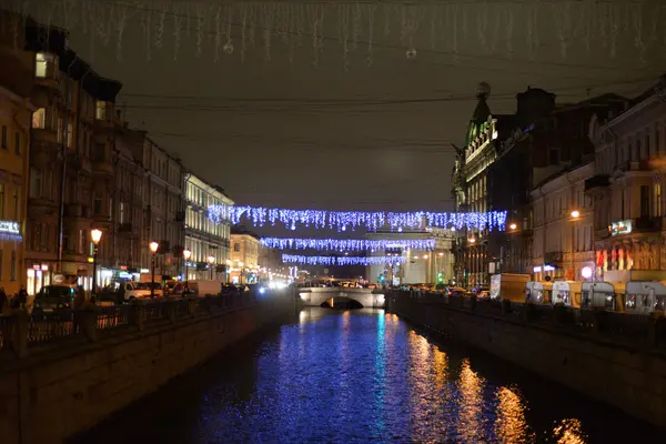 Griboedov kanal akşam çıkabilir.