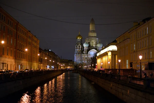 Griboedov kanal akşam çıkabilir.