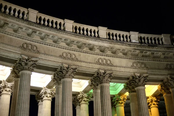 Kazan kathedraal in st. petersburg per nacht. — Stockfoto