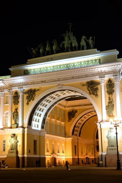 O edifício do Estado-Maior na Praça do Palácio . — Fotografia de Stock