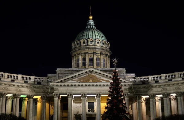 Catedral de Kazán en San Petersburgo de noche . — Foto de Stock