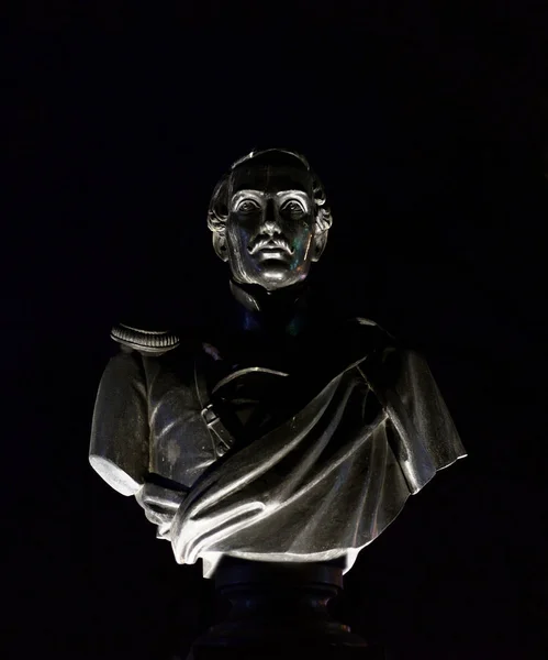 Пам'ятник письменнику Лермонтова вночі. — стокове фото