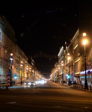 Geceleri Nevsky Prospekt üzerinde göster.
