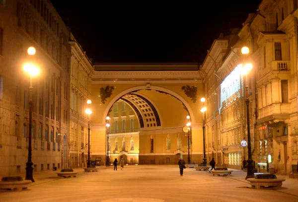 O edifício do Estado-Maior e a Rua Bolshaya Morskaya . — Fotografia de Stock
