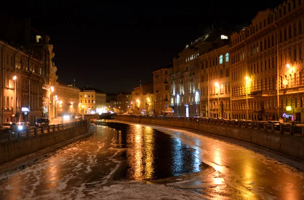 Uitzicht op de rivier Moyka bij nacht. — Stockfoto