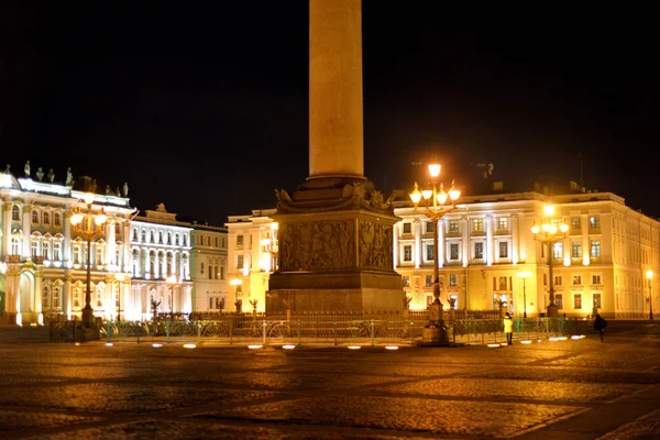 Palácové náměstí v Petrohradě v noci. — Stock fotografie