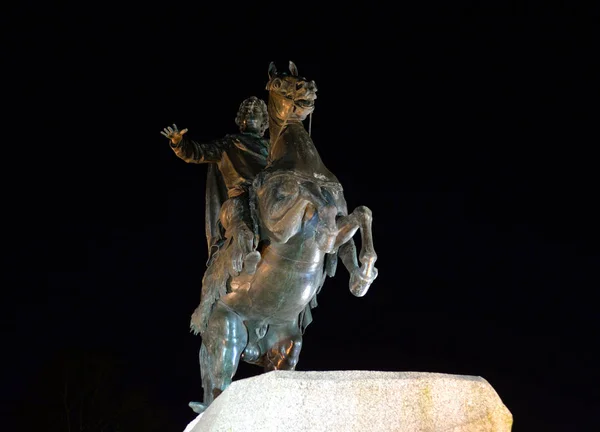 Cavalier de bronze la nuit à Saint-Pétersbourg . — Photo