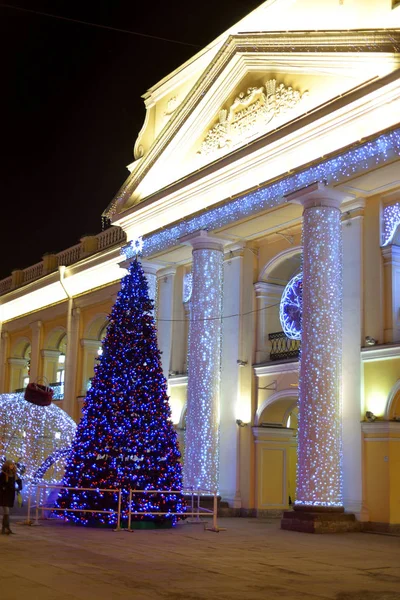 Bolshoi Gostiny Dvor and Christmas tree. — Stock Photo, Image