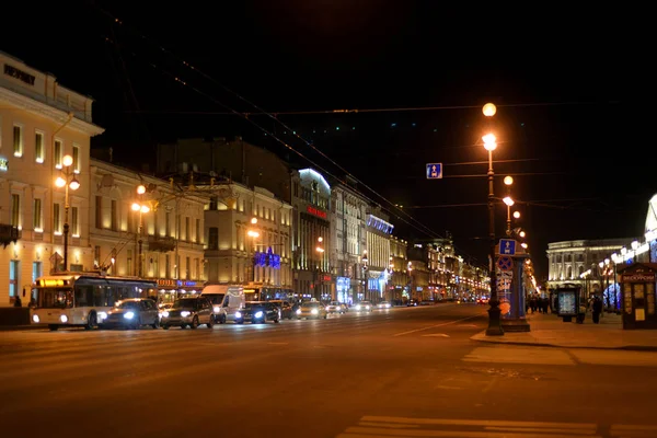 Zobacz na ulicy Newski Prospekt w nocy. — Zdjęcie stockowe