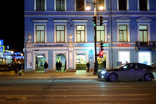 View on Nevsky Prospekt at night. — Stock Photo, Image