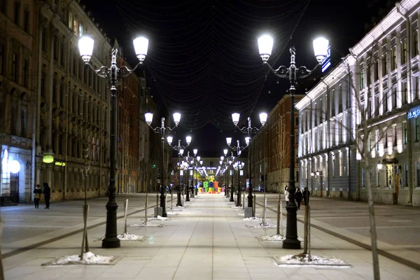 Vue de la rue Malaya Konyushennaya la nuit . — Photo