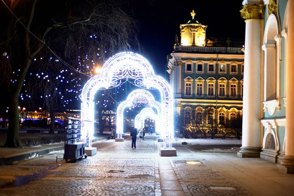 Arco de Natal decorado com guirlandas . — Fotografia de Stock