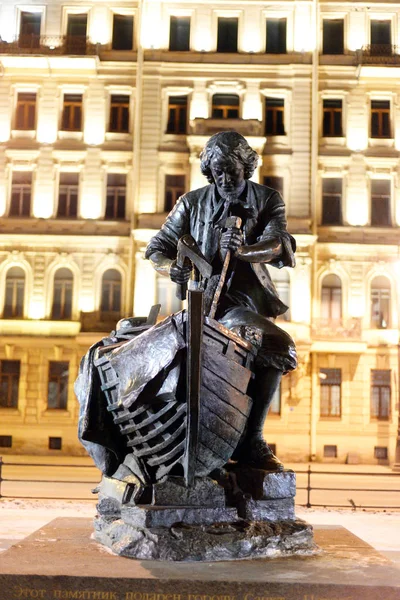 The Tsar carpenter monument to Peter the Great at night. — Stock Photo, Image