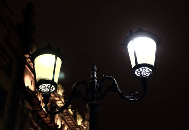 Hemen hemen, fener sokak.