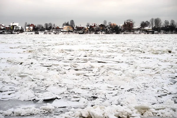 Замерзла річка Нева на околицях Санкт-Петербурга. — стокове фото