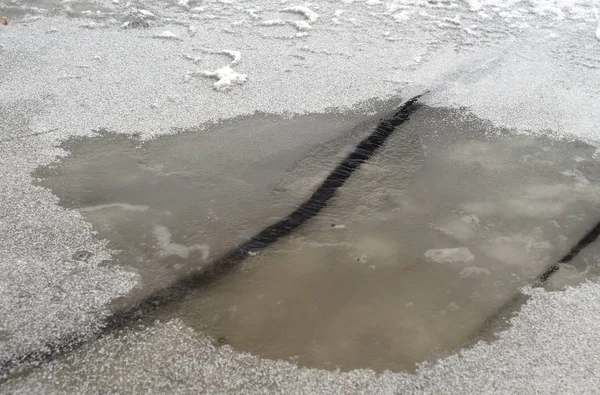 La fissure avec de l'eau dans la glace . — Photo