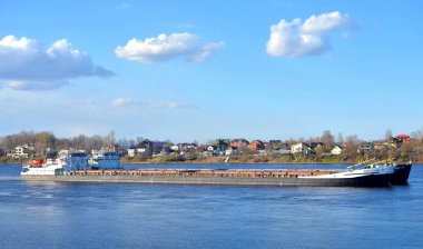 neva Nehri üzerindeki yük gemisi.