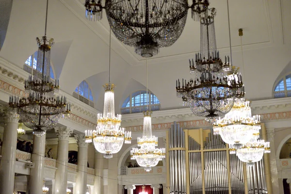 Lustres en cristal dans la Philharmonie de Saint-Pétersbourg . — Photo