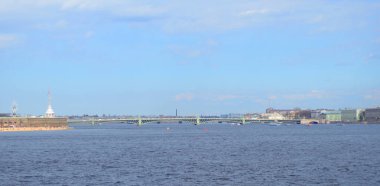 Trinity Köprüsü ve Neva Nehri.