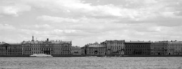 Vista do Palácio Embankment . — Fotografia de Stock