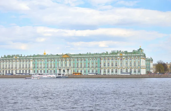 Winter palace och neva floden. — Stockfoto