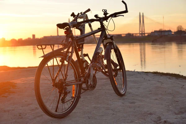 Bicicleta dobrável strida e mountain bike . — Fotografia de Stock