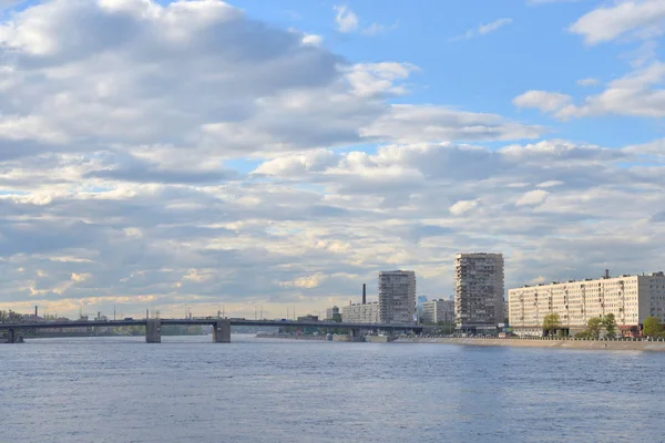 Volodarsky bro och Oktyabrskaya vallen. — Stockfoto